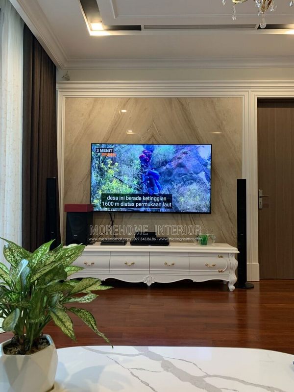 Việc thi công hoàn thiện sản phẩm nội thất kệ tivi phòng khách của chung cư Vinhomes Nguyễn Chí Thanh tại Hà Nội theo phong cách tân cổ điển với chất liệu gỗ tự nhiên.